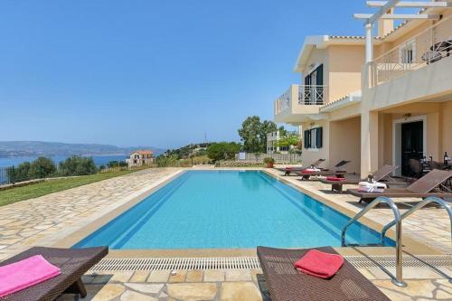  Lassi Villa Sleeps 7 Pool Air Con WiFi in Lassi