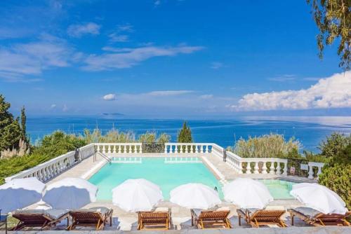  Agios Ioannis Karousadon Villa Sleeps 8 Air Con in Karousádes