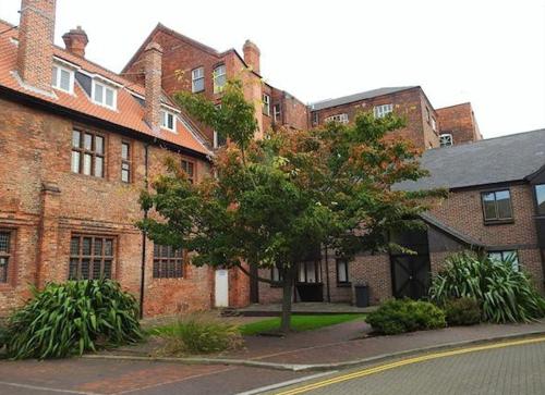 Hullidays - 'Old School Penthouse' Trinity Square - image 5