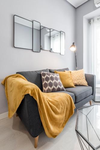 Flaring New Apartment next to Gran Via by Batuecas, Madrid (fotografie 4)