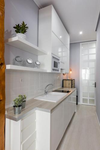 Flaring New Apartment next to Gran Via by Batuecas, Madrid (fotografie 8)