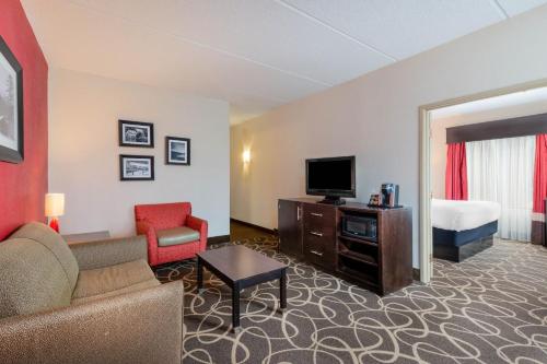 La Quinta Inn & Suites/New River Gorge National Park