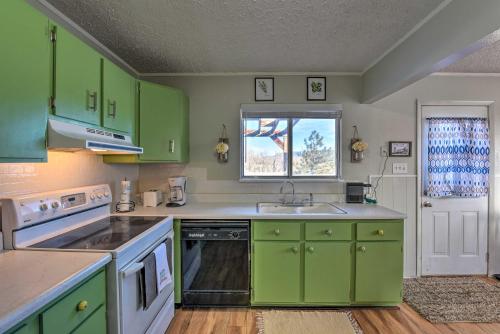 Creekside Retreat w/ Deck 3 Mi to Downtown! - main image