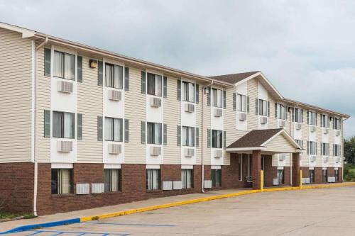 Amerihost Inn & Suites in Kingdom City, USA