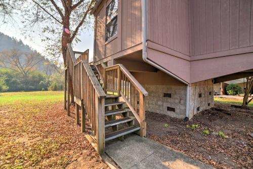 Peaceful Reliance Cabin w/ Deck on Hiwassee River! in Austral (TN)