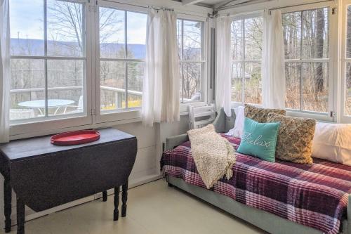 Cozy Stockbridge Cabin - Walk to Beach and Lake!