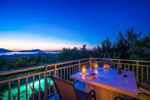  Gialova Villa Sleeps 2 Pool Air Con WiFi, Ferienwohnung in Gialova