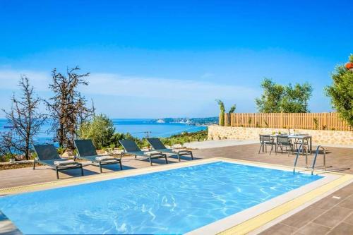  Lourdata Villa Sleeps 5 Pool Air Con WiFi, Ferienwohnung in Lourdata