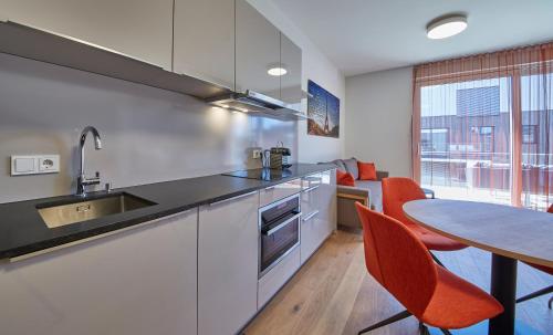 Apartment with Lake Sideview - E6B
