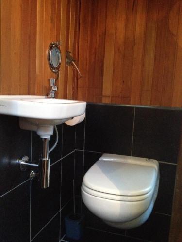 Bed Breakfast Boat, Amsterdam (photo 8)