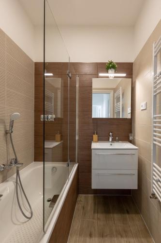 Downtown Elegance by Great Market Hall - 2 BEDROOMS, 1 LIVING ROOM, 2 BATHROOMS, FREE AIRCONDITIONER, FREE ITALIEN COFFEE 3