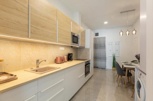 Downtown Elegance by Great Market Hall - 2 BEDROOMS, 1 LIVING ROOM, 2 BATHROOMS, FREE AIRCONDITIONER, FREE ITALIEN COFFEE 5