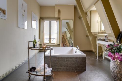 Brasss Hotel Suites - image 13