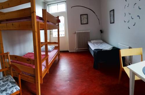 1 twin bed, 1 bunk bed