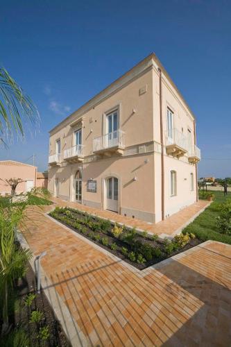 Exterior view, Hotel Villa Fanusa in Riserva Naturale