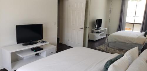 Prime Location 1-Bedroom with Balcony and Pool in Los Angeles, USA