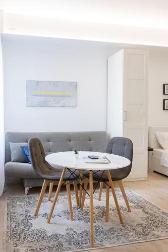 150sqm Main Square Apt!-4 Units-Great for Groups! - image 10