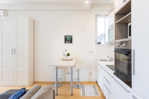 150sqm Main Square Apt!-4 Units-Great for Groups! - image 3
