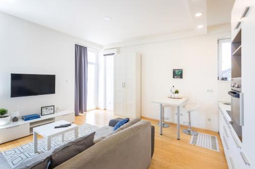 150sqm Main Square Apt!-4 Units-Great for Groups! - image 2