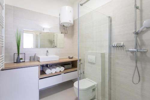 150sqm Main Square Apt!-4 Units-Great for Groups! - image 5