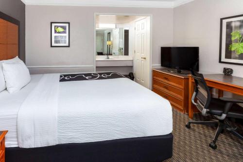 La Quinta Inn by Wyndham Laredo I-35 Room Type - Deluxe Queen Room - Non-Smoking