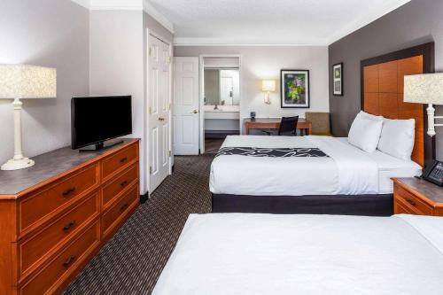 La Quinta Inn by Wyndham Laredo I-35 Room Type - Room with Three Full Beds - Non Smoking