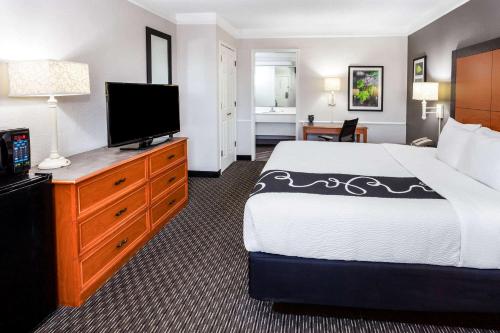 La Quinta Inn by Wyndham Laredo I-35 Room Type - Deluxe King Room