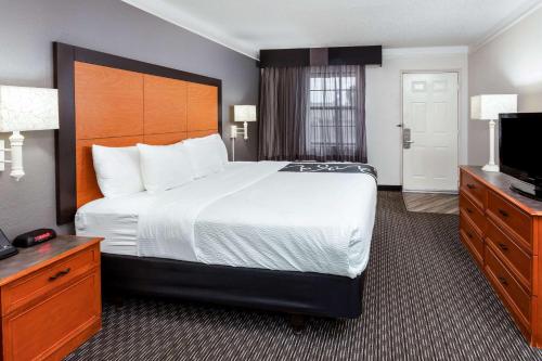 La Quinta Inn by Wyndham Laredo I-35 Room Type - King Room with Bath Tub - Mobility/Hearing Accessible - Non-Smoking