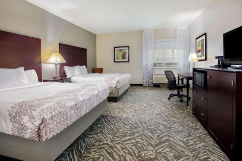 2 queen beds