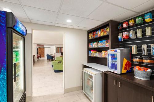 Holiday Inn Express & Suites Sarasota East an IHG Hotel - image 2