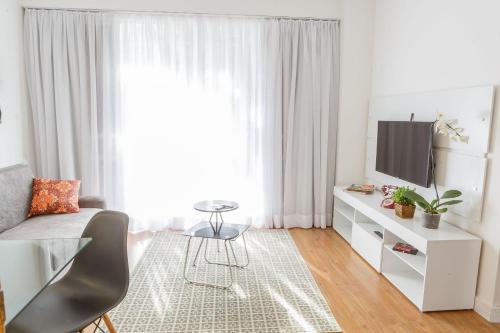 ห้องส่วนกลางสำหรับนั่งเล่น/ดูทีวี, Apartamento aconchegante em Alto de Pinheiros in อัลโต เด ปินเยย์โรส
