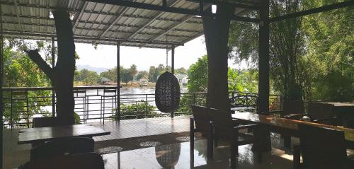 T & T Hostel Kanchanaburi - 편의 시설/서비스