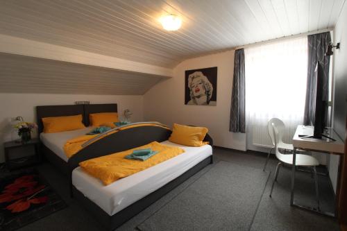 1 king bed, 1 twin bed
