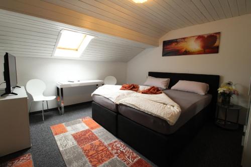 1 king bed, 1 twin bed