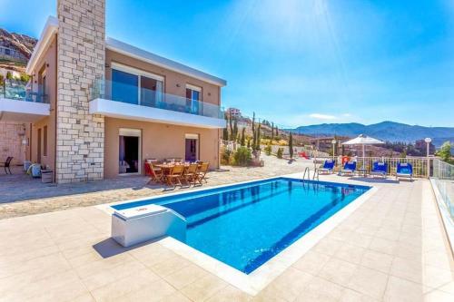  Ammoudi Villa Sleeps 9 Pool Air Con WiFi in Ligaria