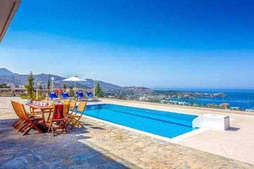  Ammoudi Villa Sleeps 9 Pool Air Con WiFi in Ligaria