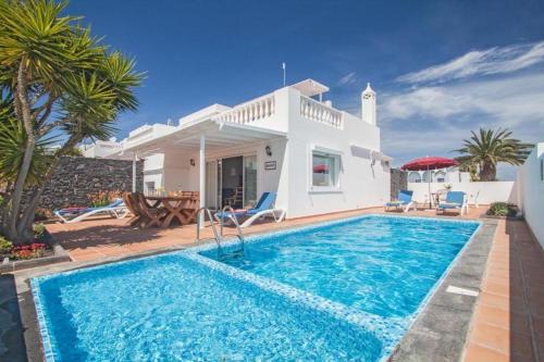 Puerto del Carmen Villa Sleeps 6 Pool WiFi gîte à louer Puerto del Carmen