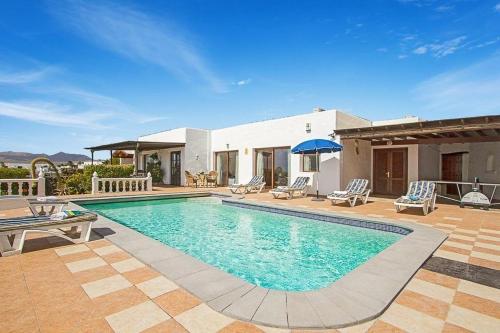 Puerto del Carmen Villa Sleeps 8 Pool Air Con WiFi gîte à louer Playa Quemada