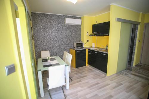 Centrum Lux 2 Apartmanok - image 13