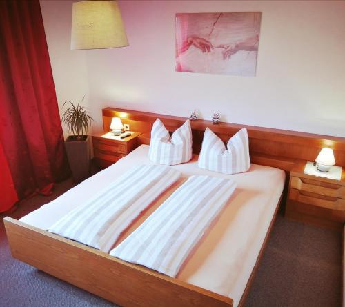1 king bed, 1 sofa bed