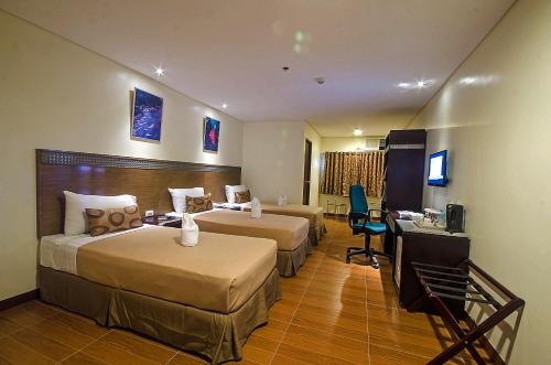 Deluxe Triple Room image 2