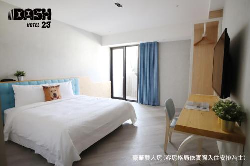 Deluxe Double Room with Balcony image 9