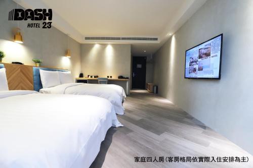Deluxe Quadruple Room with Bathtub image 8