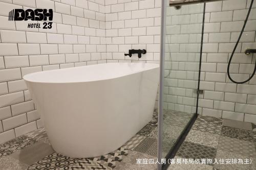 Deluxe Quadruple Room with Bathtub image 1