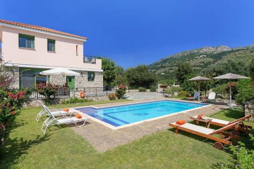  Skala Villa Sleeps 7 Pool Air Con WiFi in Skala