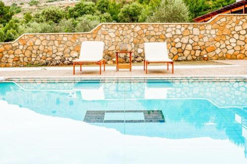  Vlicha Villa Sleeps 6 Pool Air Con WiFi in vlicha