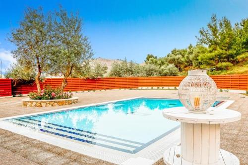  Vlicha Villa Sleeps 6 Pool Air Con WiFi in vlicha