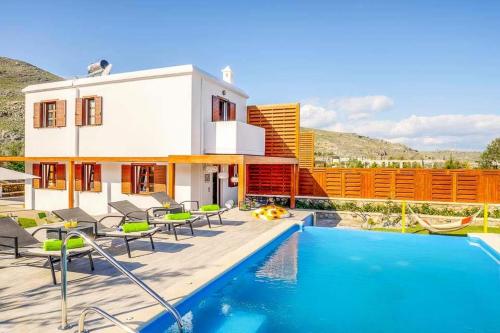  Lindos Villa Sleeps 4 Pool Air Con WiFi in 851 07 Lindos