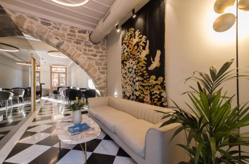 Castellano Hotel & Suites - image 14