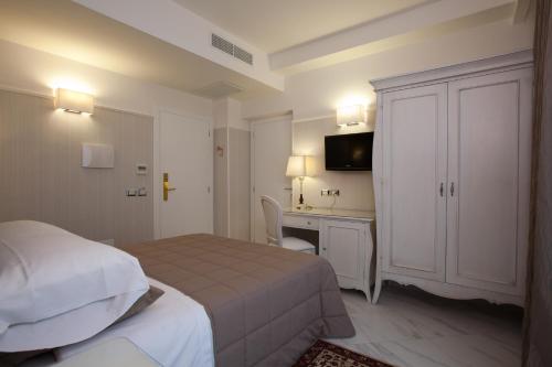 1 queen bed, 1 twin bed